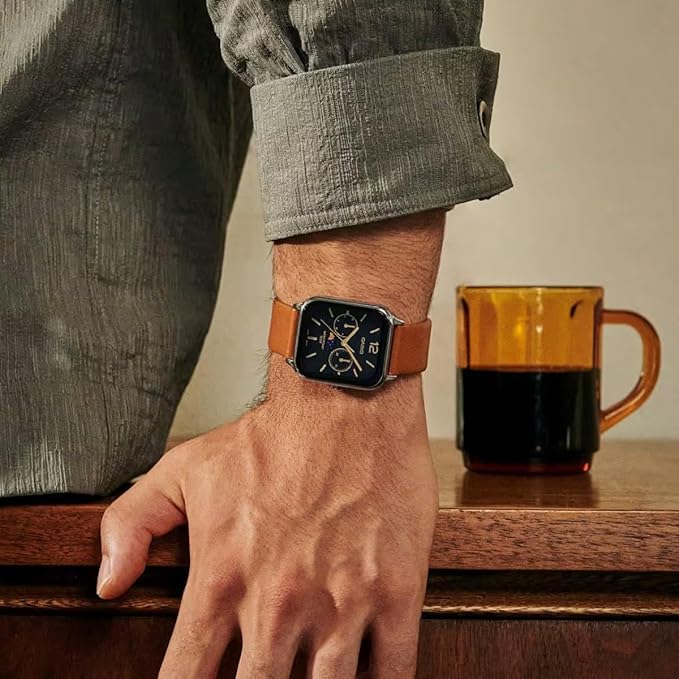 Hombre con camisa gris mostrando un reloj Casio de caja cuadrada con correa color camel mientras apoya la mano sobre un mueble.