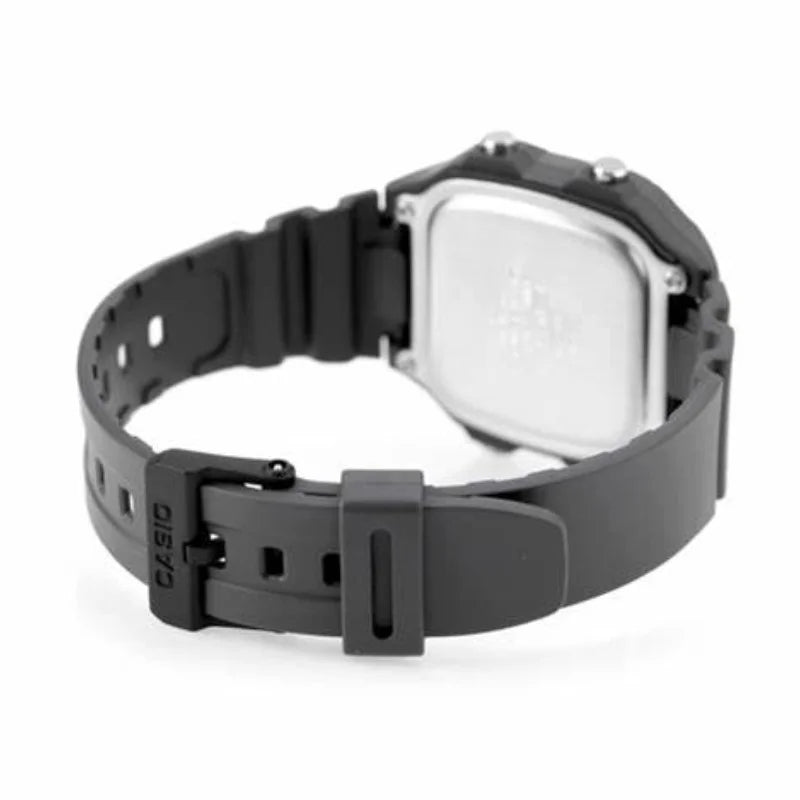 Cierre de correa negra de reloj Casio digital, visto desde atrás, con la marca grabada.