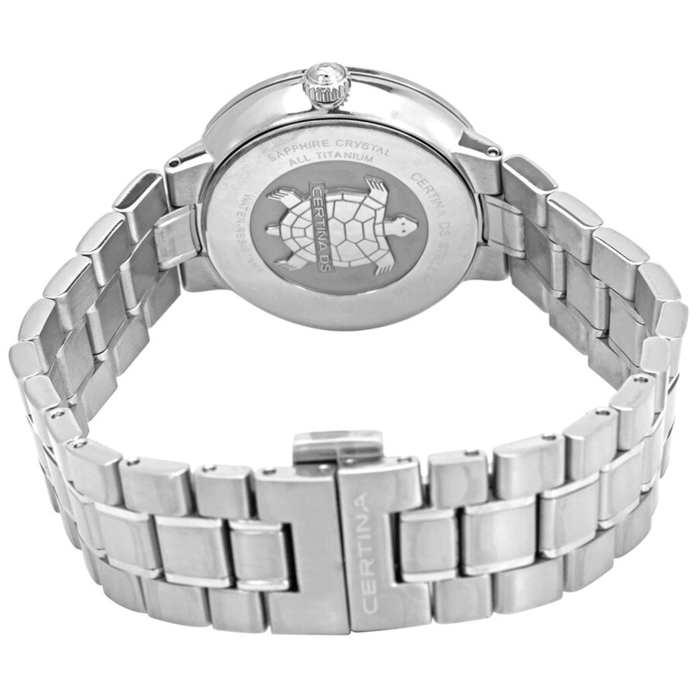 Parte trasera del reloj Certina C031.210.44.113.00 en titanio con grabado del logo de la tortuga y cierre desplegable.