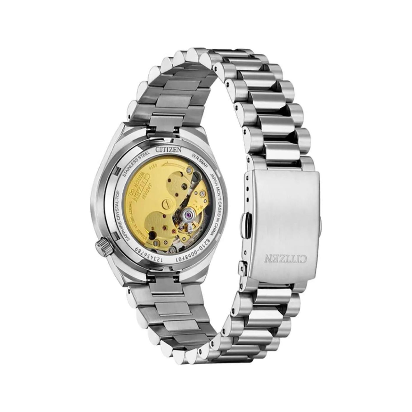 vista trasera del reloj Citizen con fondo transparente que muestra el movimiento automático y brazalete metálico de acero