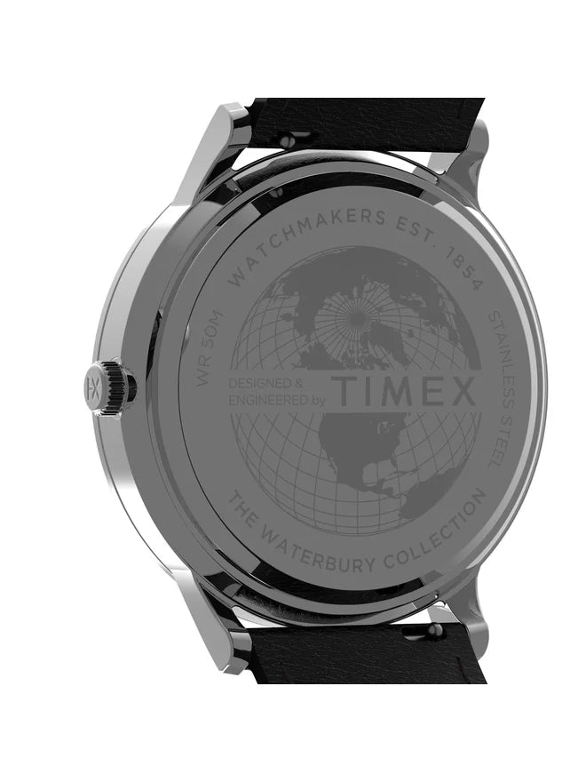 Vista trasera en ángulo del reloj Timex Waterbury para hombre con tapa de acero inoxidable y correa de piel negra.