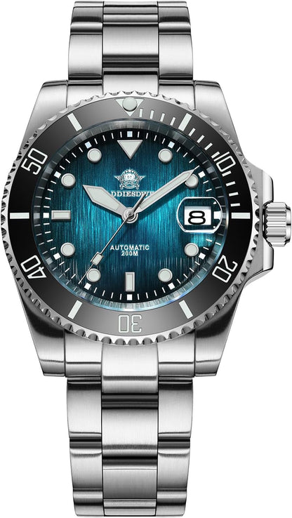 Reloj Addiesdive automático con esfera azul texturizada, bisel negro y brazalete de acero inoxidable visto de frente.