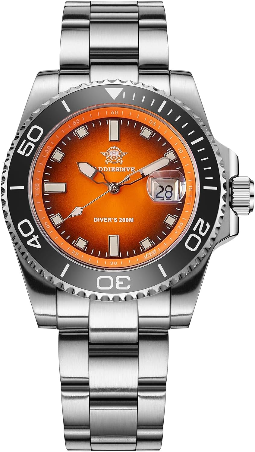 Reloj Addiesdive automático visto de frente, con esfera naranja degradada, lupa sobre la fecha, bisel negro y brazalete de acero inoxidable.