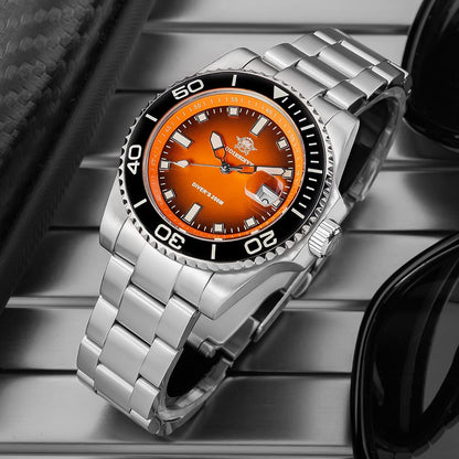 Reloj Addiesdive automático con esfera naranja visto en perspectiva, mostrando el brazalete de acero y el bisel negro sobre una superficie metálica.