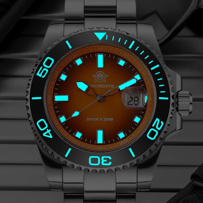Reloj Addiesdive automático mostrando en la oscuridad sus índices y agujas luminiscentes en azul sobre la esfera naranja.