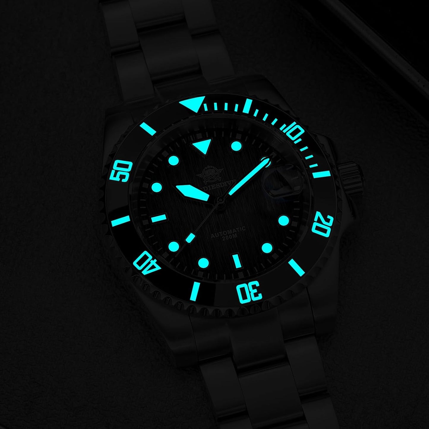 Reloj Addiesdive automático visto en oscuridad, mostrando los índices y agujas iluminados con brillo luminescente azul.