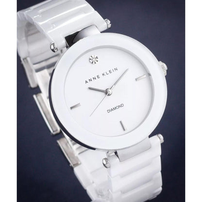 caja original del reloj Anne Klein AK/1019WTWT incluida con el reloj, presentada junto al modelo correspondiente