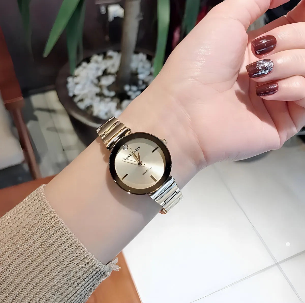 Reloj Anne Klein AK/2434CHGB dorado para mujer con detalle diamond, vista en muñeca