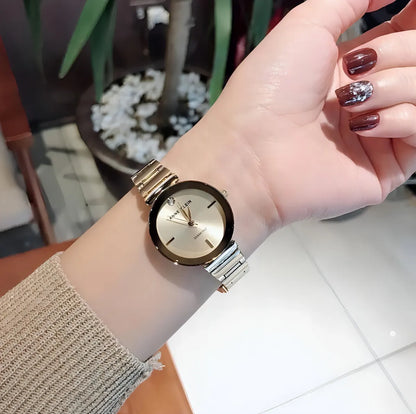 Reloj Anne Klein AK/2434CHGB dorado para mujer con detalle diamond, vista en muñeca