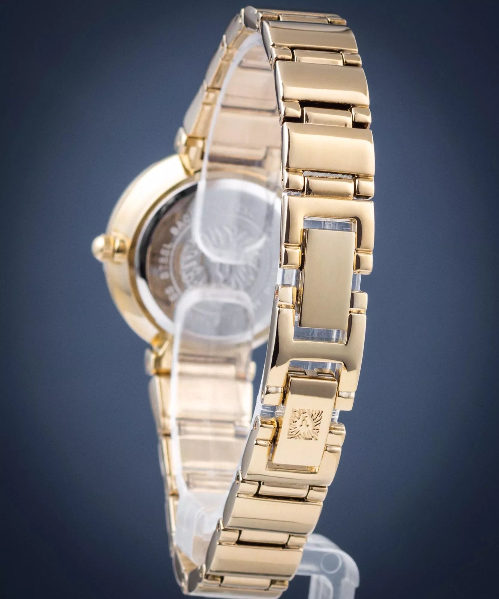Reloj Anne Klein AK/2434CHGB dorado para mujer con pulsera de acero inoxidable, vista del cierre