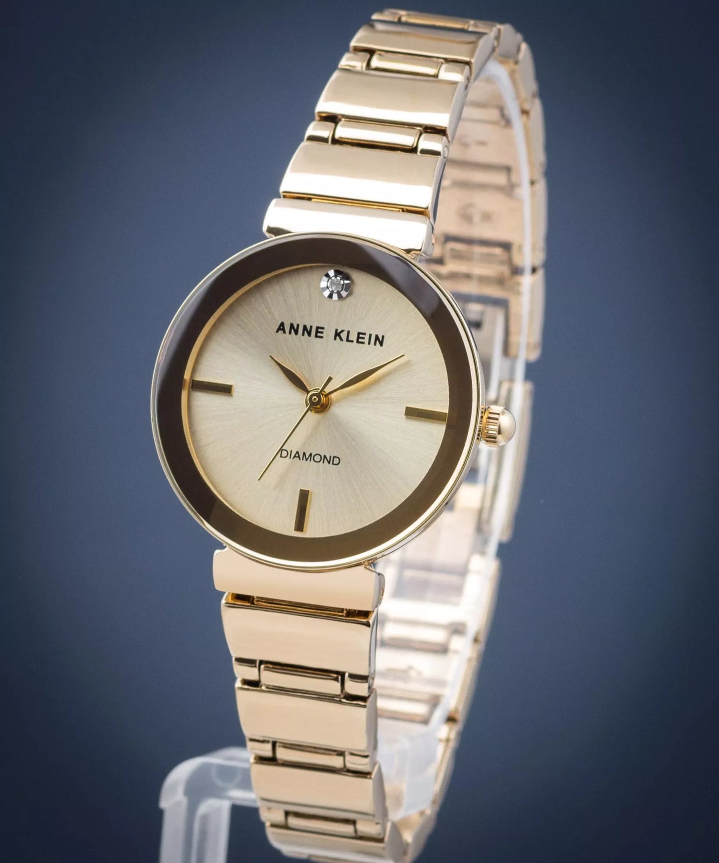 Reloj Anne Klein AK/2434CHGB dorado para mujer con pulsera de acero inoxidable, vista frontal en ángulo