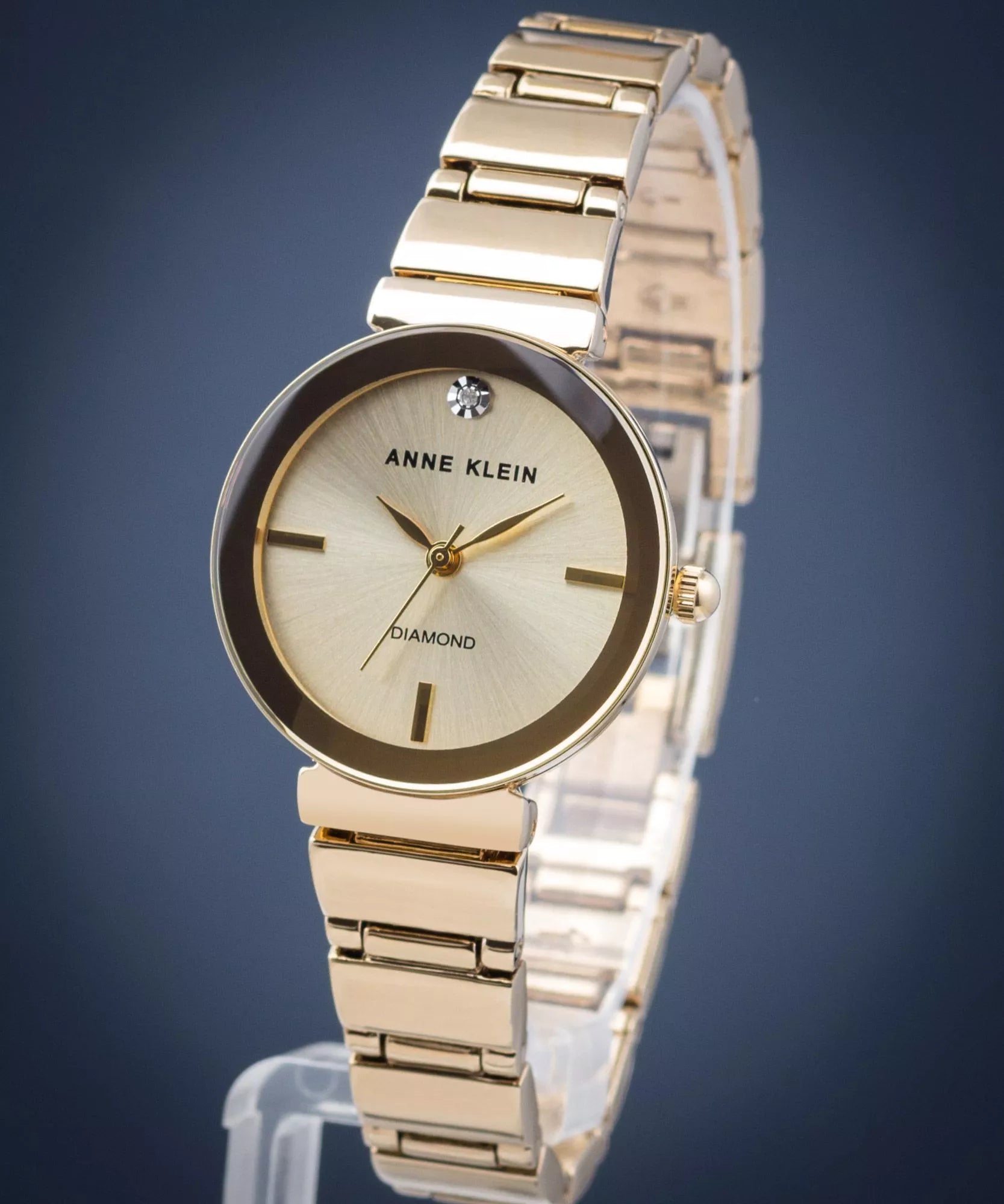 Reloj Anne Klein AK/2434CHGB dorado para mujer con pulsera de acero inoxidable, vista frontal en ángulo