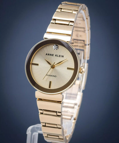 Reloj Anne Klein AK/2434CHGB dorado para mujer con pulsera de acero inoxidable, vista frontal en ángulo