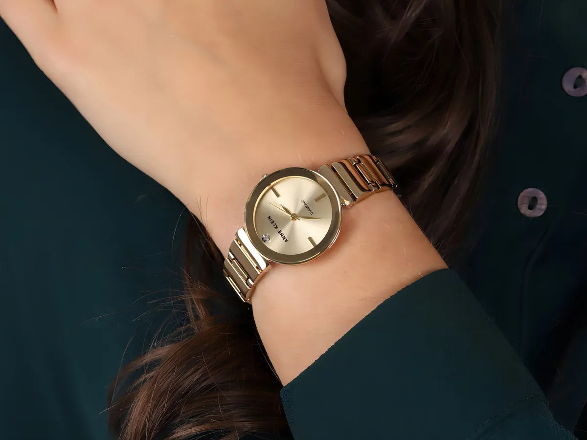 Reloj Anne Klein AK/2434CHGB dorado para mujer con pulsera de acero inoxidable, vista en muñeca en uso (lifestyle)