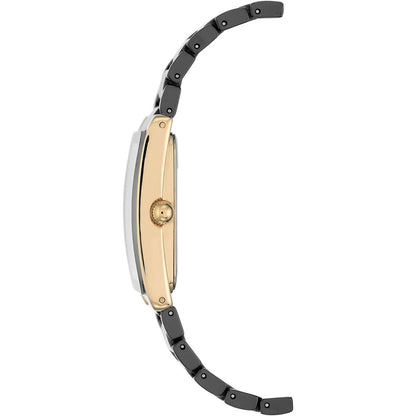 reloj Anne Klein AK/2952BKGB visto de perfil con caja rectangular dorada y brazalete metálico negro mostrando el grosor de la caja