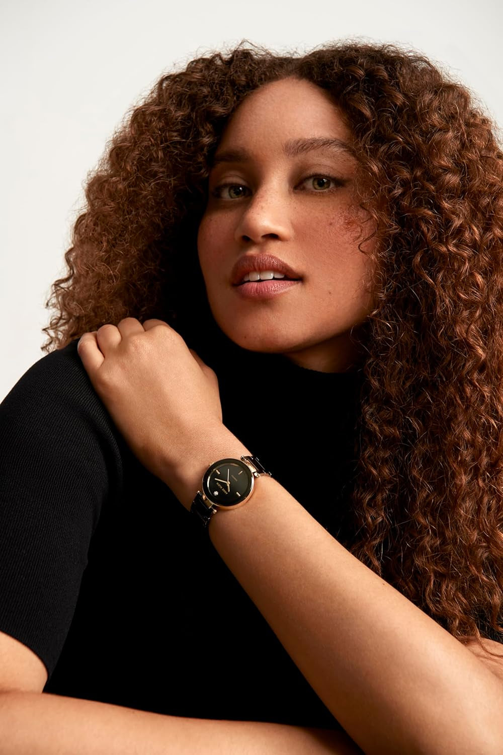 Reloj Anne Klein AK/1018BKBK en muñeca de mujer, esfera negra con diamante y brazalete negro combinado con top negro