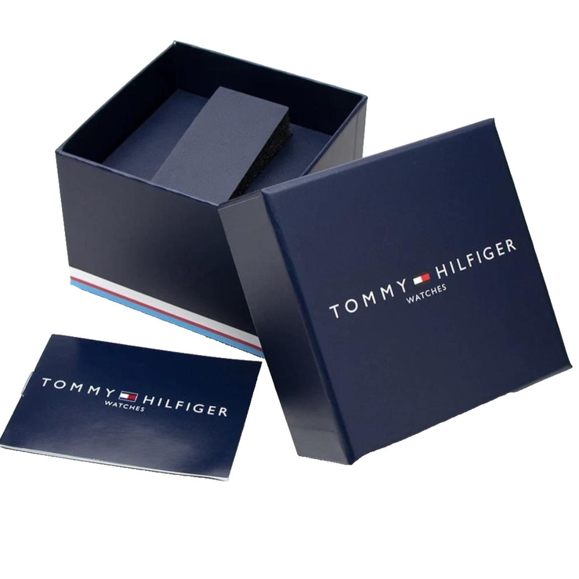 Caja original Tommy Hilfiger Watches en color azul marino con logotipo frontal y estuche interior.