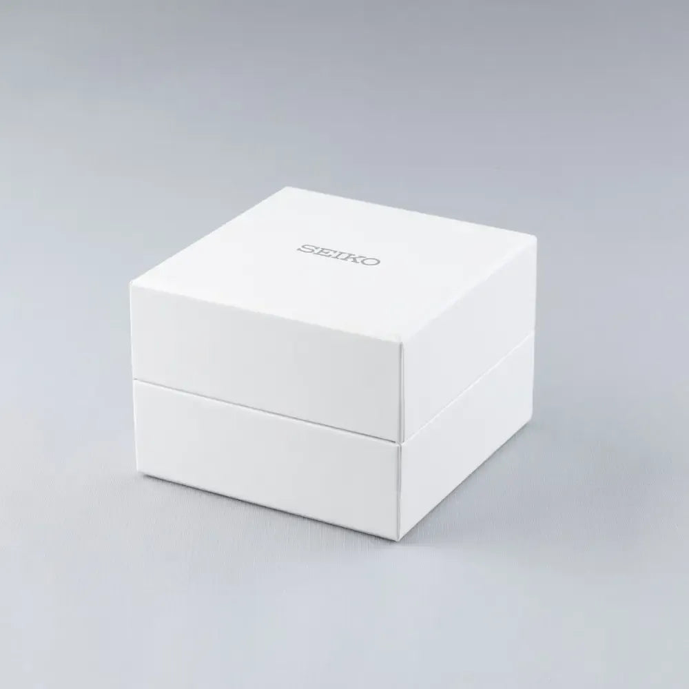 Caja blanca original de presentación para reloj Seiko, mostrada sobre fondo neutro.
