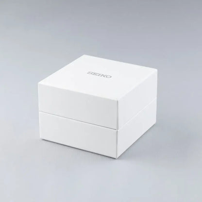 Caja blanca original de presentación para reloj Seiko, mostrada sobre fondo neutro.