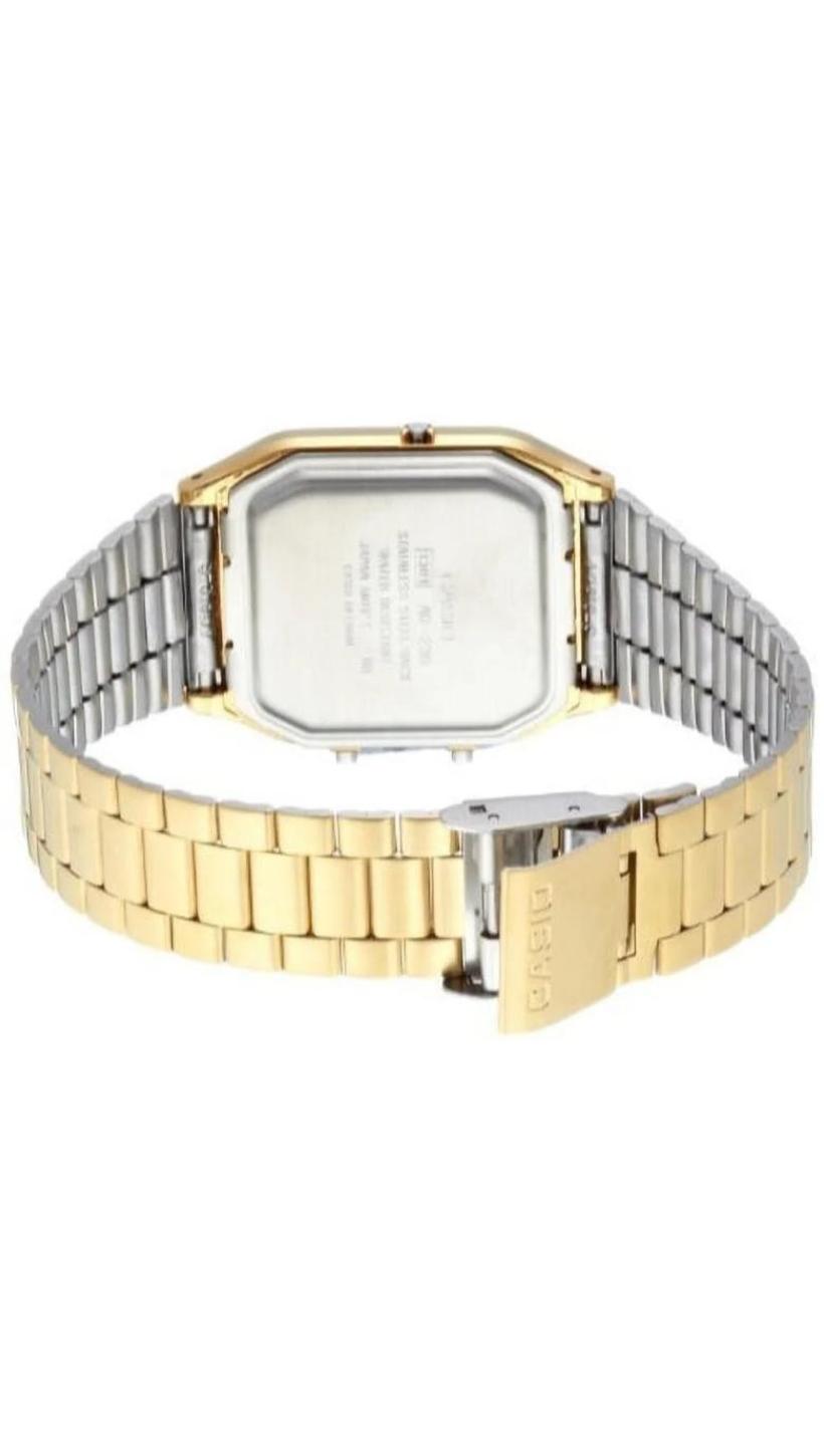 Vista trasera del reloj Casio AQ-230GA-9D con caja rectangular plateada, brazalete bicolor en acero y oro y cierre desplegable grabado con el logo Casio