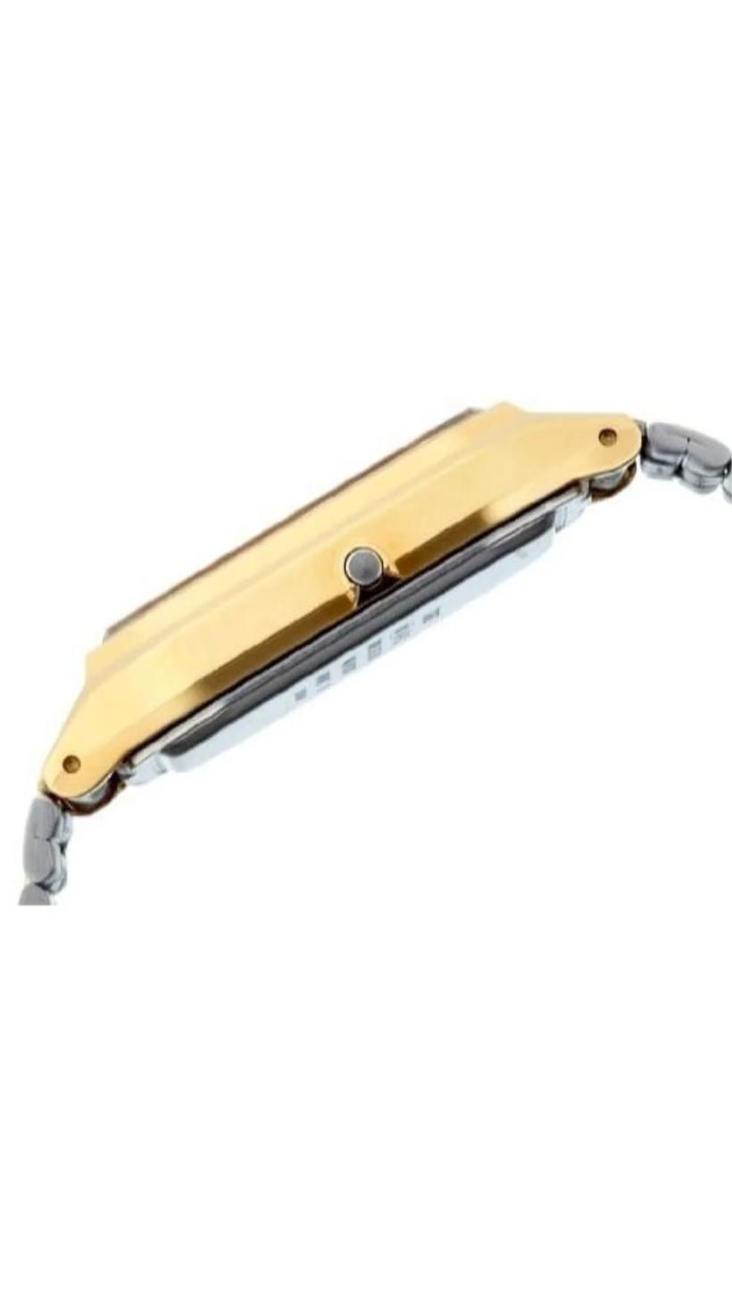 Vista lateral del reloj Casio AQ-230GA-9D con caja rectangular dorada muy fina, corona metálica y brazalete de eslabones metálicos