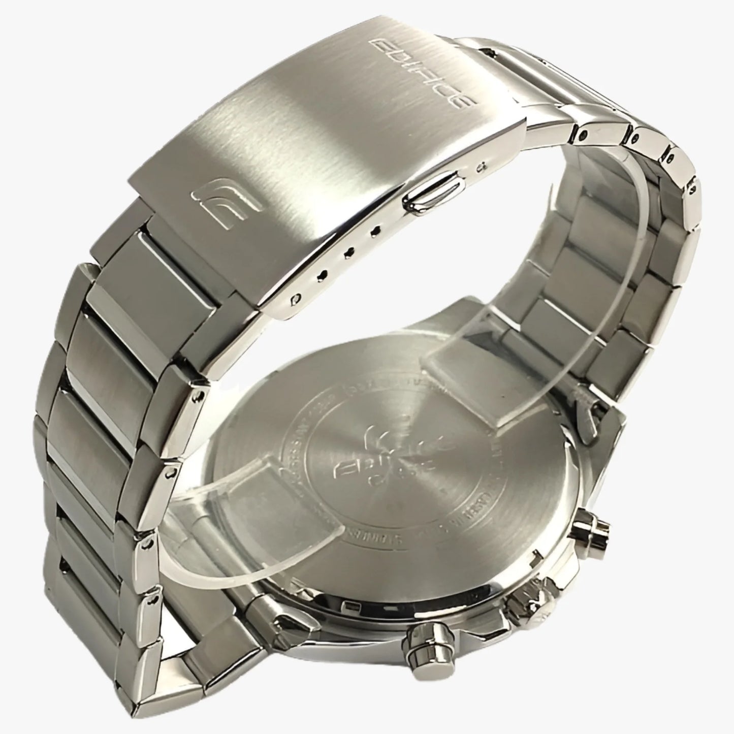 Cierre metálico y tapa trasera de reloj Casio Edifice de acero inoxidable, vista diagonal.