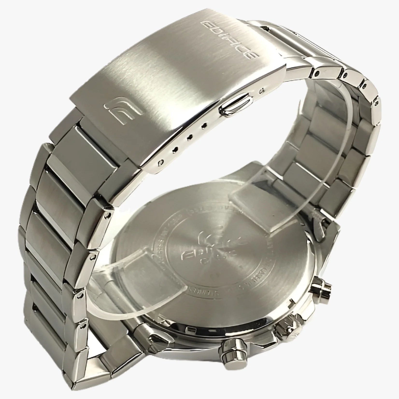 Cierre metálico y tapa trasera de reloj Casio Edifice de acero inoxidable, vista diagonal.