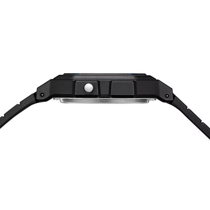 Reloj Casio F-91W digital negro mostrado en vista lateral destacando su perfil delgado y la corona.