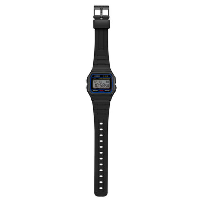 Reloj Casio F-91W digital negro mostrado con la pulsera completamente extendida sobre fondo blanco.