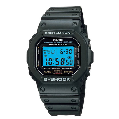 Reloj Casio G-Shock DW-5600 con luz electroluminiscente activada, pantalla azul, vista frontal.