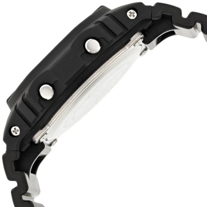 Vista lateral del reloj Casio G-Shock DW-5600 mostrando perfil, botones y correa negra.