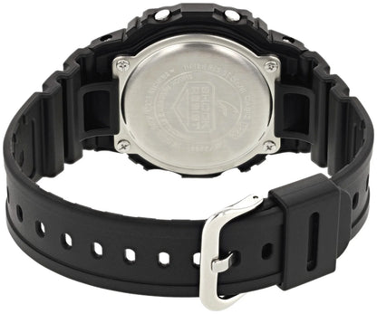 Parte trasera del reloj Casio G-Shock DW-5600, correa negra y tapa de acero inoxidable.