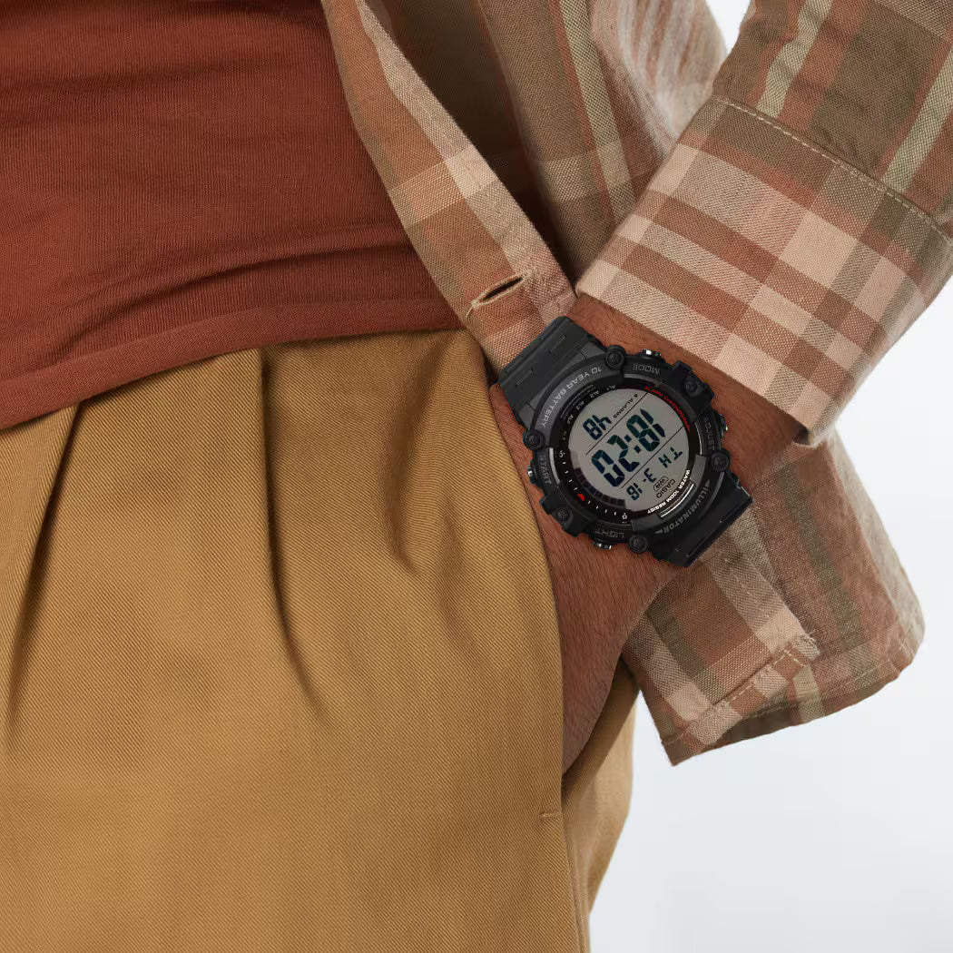 Imagen lifestyle mostrando un reloj Casio Illuminator digital negro en la muñeca de una persona.