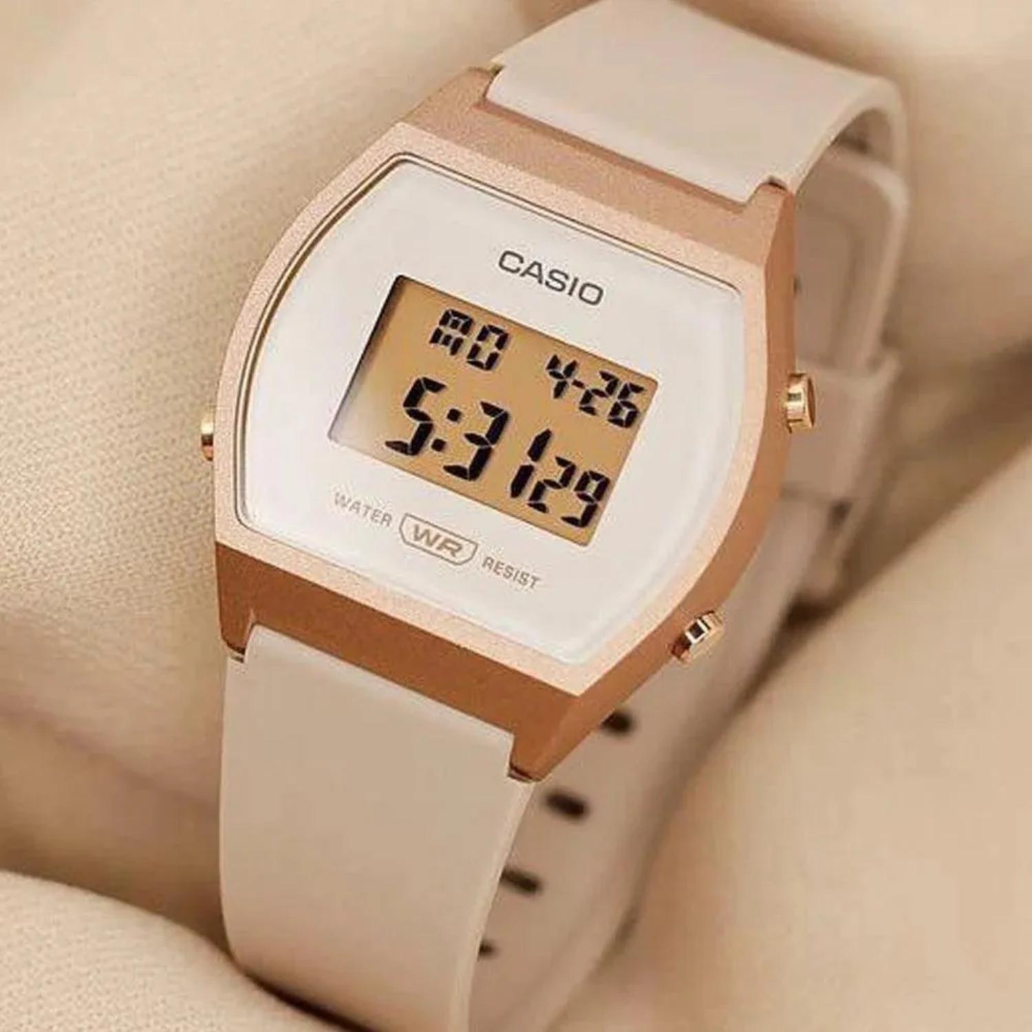 Reloj Casio LW-204-4A digital en tono rosa con pantalla LCD, visto en ángulo mostrando caja metálica rosada y correa de resina clara.