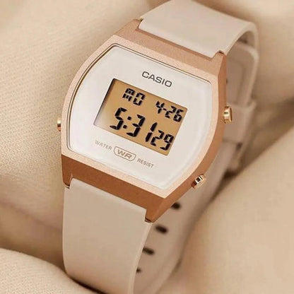 Reloj Casio LW-204-4A digital en tono rosa con pantalla LCD, visto en ángulo mostrando caja metálica rosada y correa de resina clara.