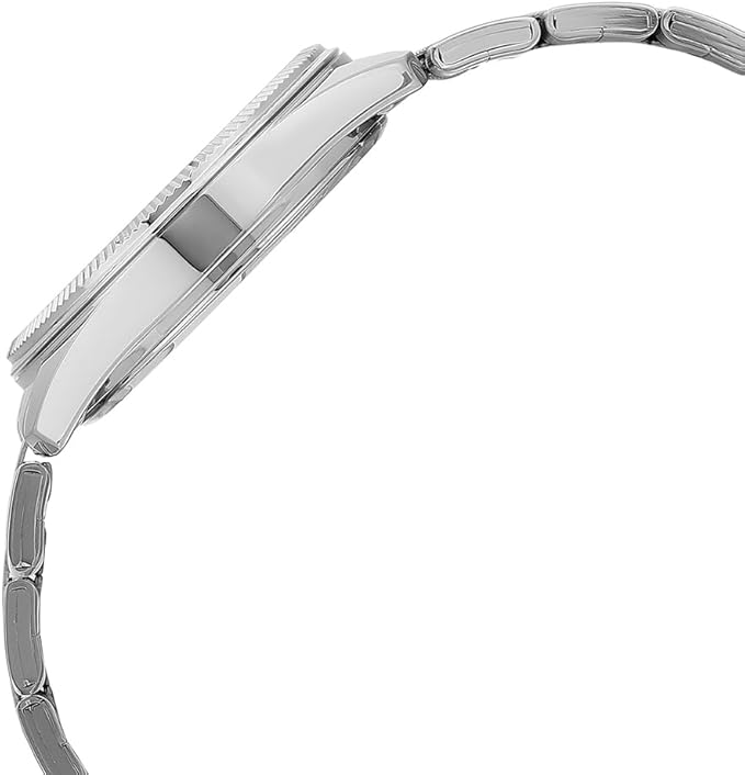 Vista lateral del reloj Casio con esfera marrón y brazalete de acero, mostrando el grosor de la caja y el perfil del diseño.