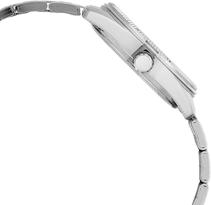 Reloj Casio con esfera marrón y correa de acero visto desde el lateral derecho, mostrando grosor de la caja y la corona.