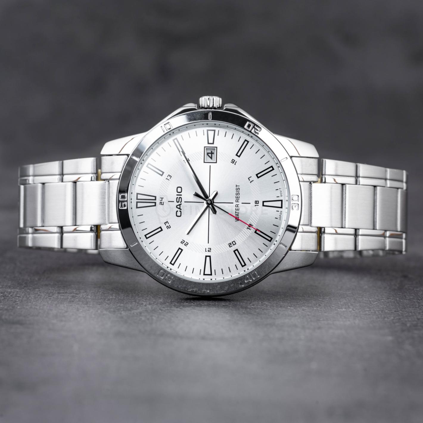 Reloj Casio MTP-V004D-7CUDF en vista frontal horizontal, con esfera blanca, segundero rojo, fechador a las 3 y brazalete de acero inoxidable.