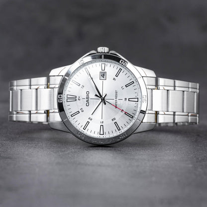 Reloj Casio MTP-V004D-7CUDF en vista frontal horizontal, con esfera blanca, segundero rojo, fechador a las 3 y brazalete de acero inoxidable.