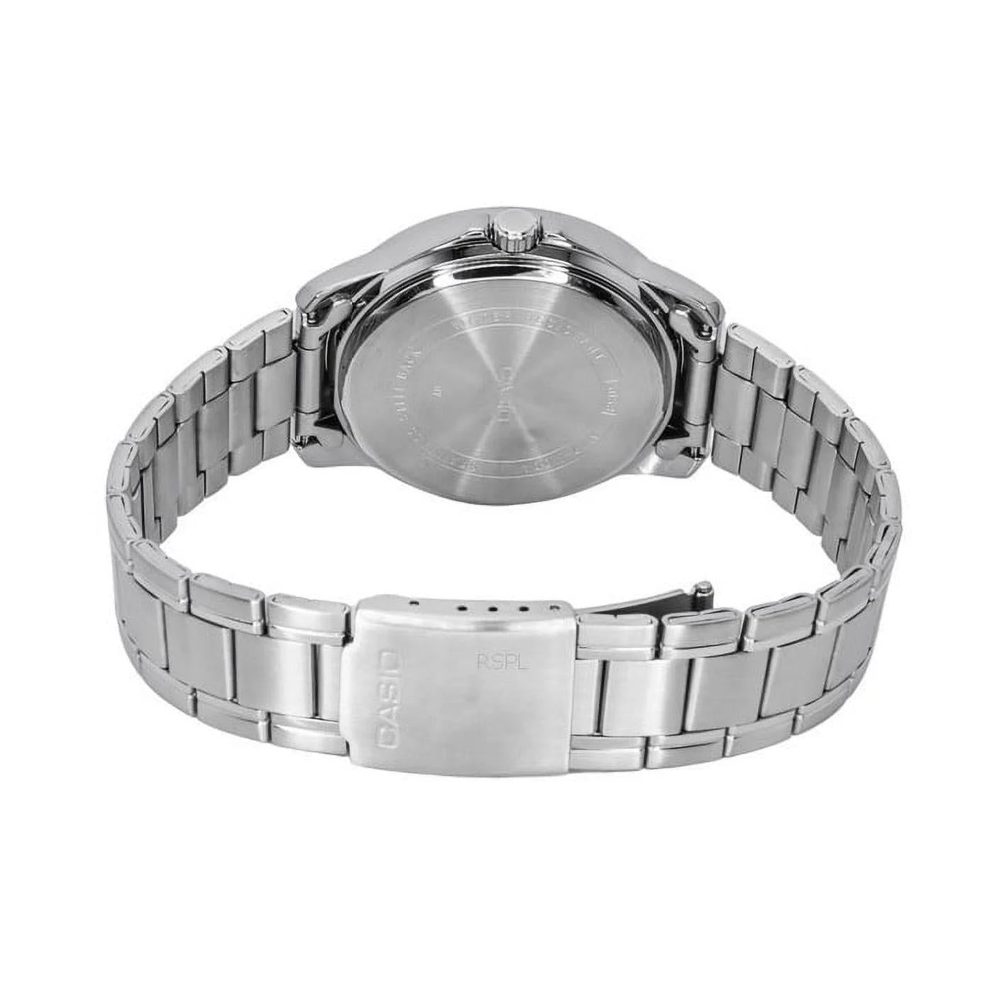Parte trasera del Casio MTP-V004D-7CUDF con tapa de acero inoxidable cepillado y brazalete metálico con cierre desplegable firmado.
