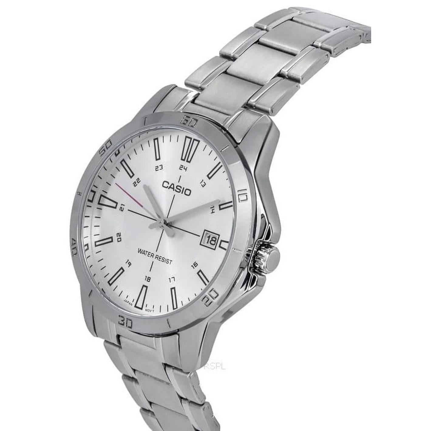 Vista lateral del reloj Casio MTP-V004D-7CUDF con caja de acero inoxidable, esfera blanca con fechador y brazalete metálico.