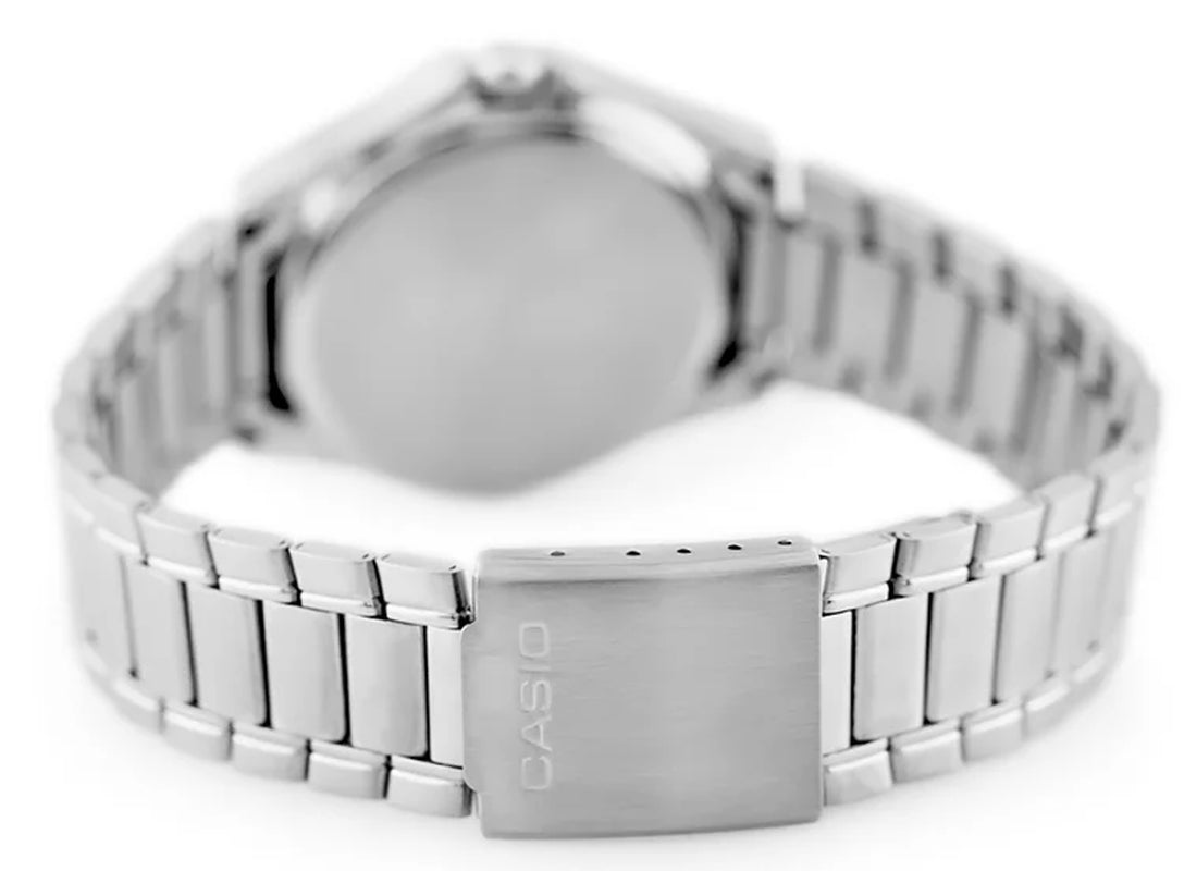 Cierre metálico del reloj Casio en acero inoxidable visto de cerca, con logo grabado.