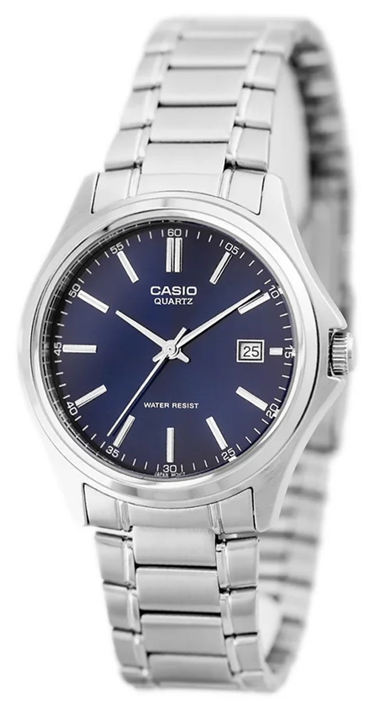 Reloj Casio de acero, esfera azul, correa metálica, visto en ángulo lateral frontal