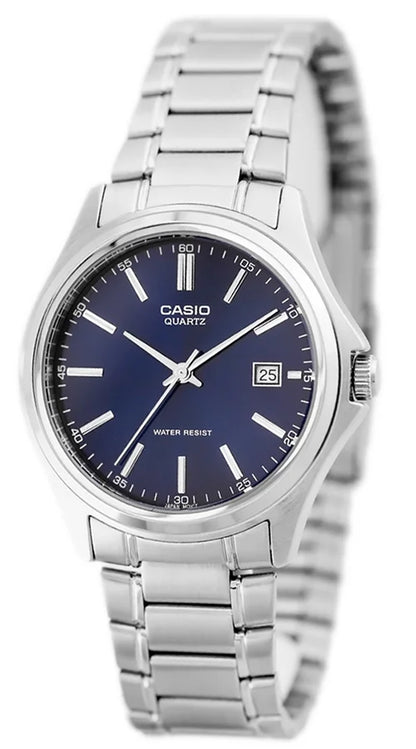 Reloj Casio de acero, esfera azul, correa metálica, visto en ángulo lateral frontal