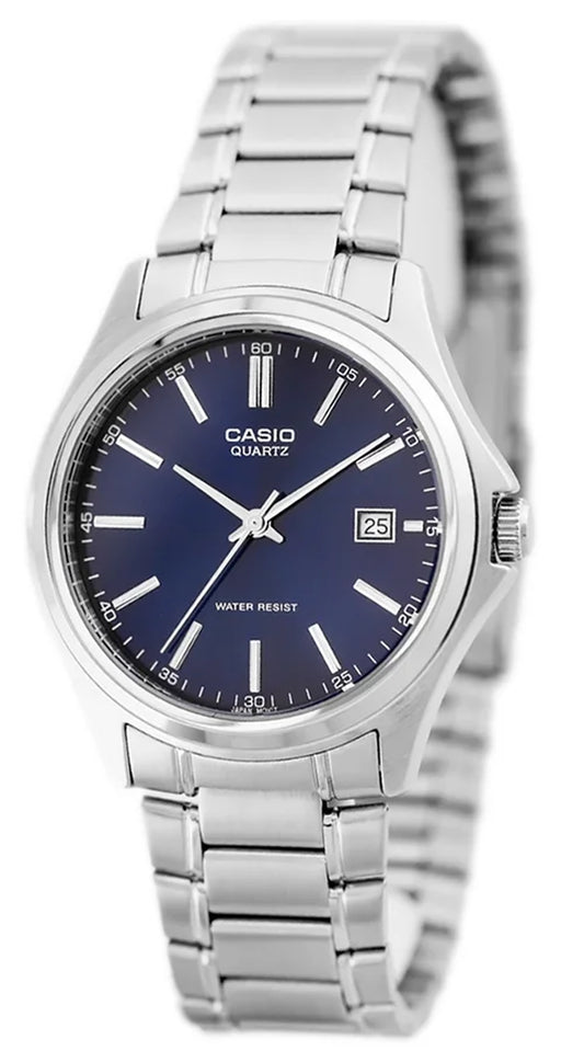 Reloj Casio de acero, esfera azul, correa metálica, visto en ángulo lateral frontal