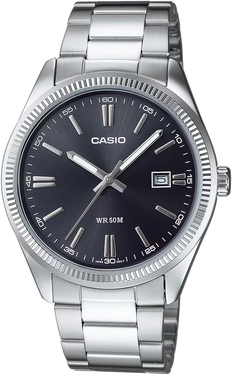 Reloj Casio de acero inoxidable, esfera negra vista de frente, fecha a las tres y correa metálica brillante.