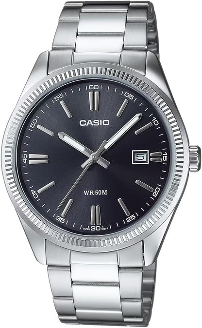 Reloj Casio de acero inoxidable, esfera negra vista de frente, fecha a las tres y correa metálica brillante.