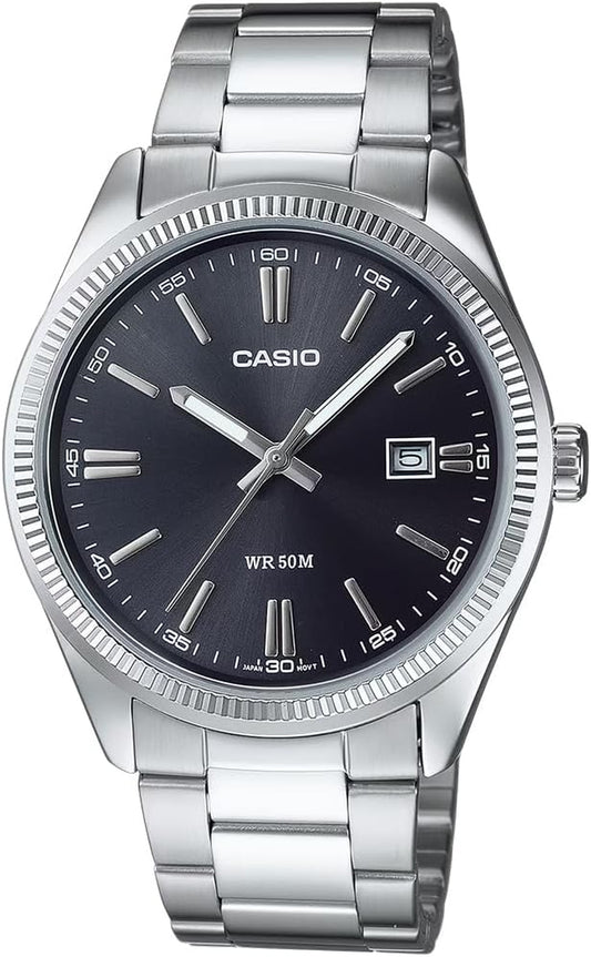 Reloj Casio de acero inoxidable, esfera negra vista de frente, fecha a las tres y correa metálica brillante.