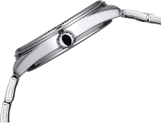 Vista lateral de reloj Casio de acero inoxidable mostrando el perfil y la corona de ajuste.