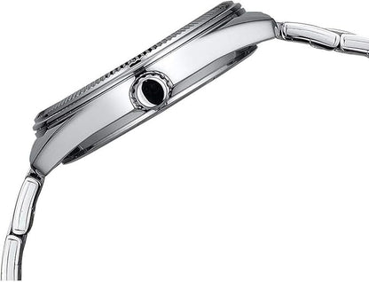Vista lateral de reloj Casio de acero inoxidable mostrando el perfil y la corona de ajuste.